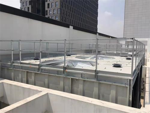 冷水機(jī)廠家怎么選擇？噪音低的冷水機(jī)價(jià)格貴么？(山東螺桿冷水機(jī)廠家)